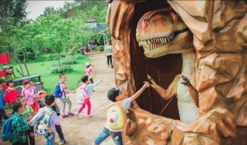 爱丽丝庄园恐龙展吸引众多孩子游玩。（台创园供图）