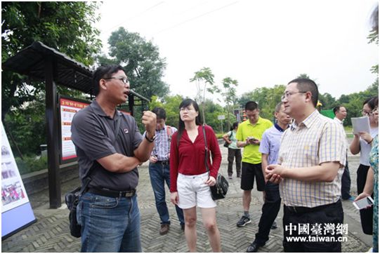 台湾农业专家林俊男与炉坪村负责人交流