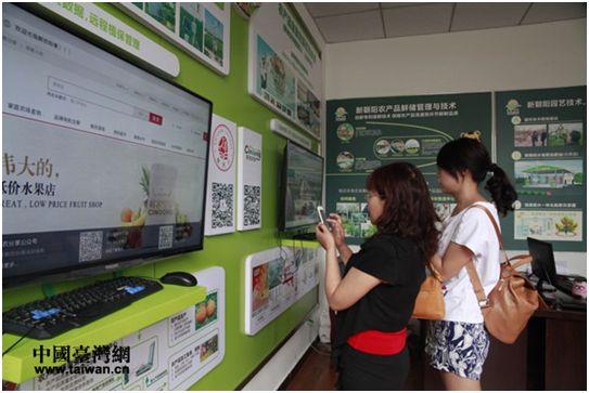 学员们在成都蒲江两河村了解该村电子商务营销模式